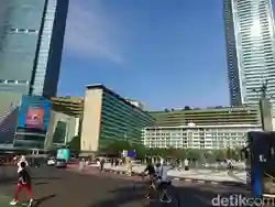 Warga Tetap Berolahraga di Bundaran HI Pagi Ini Meski CFD Ditiadakan